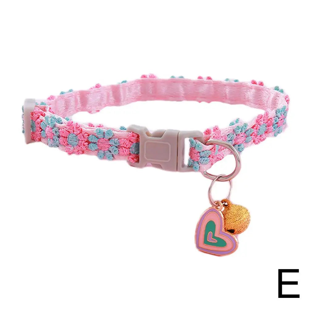 Collare in crochet con campanella regolarizzabile